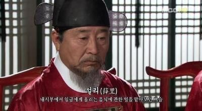 심각한 표정의 설리.jpg