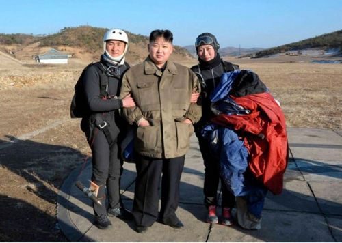 낙하산 타고 내려와 잡은 돼지 인증샷