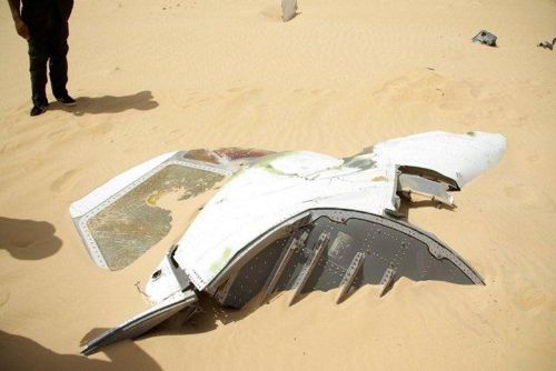 사막에 세워진 비행기 추모기념비