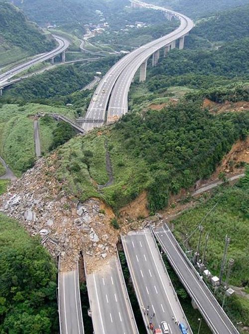 합성같은 산사태 사진.jpg