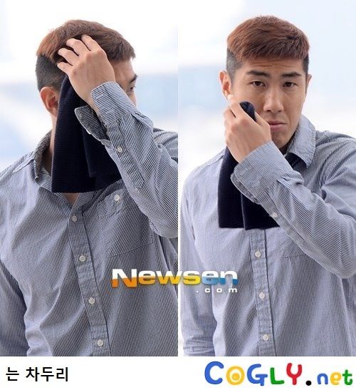 불만 가득한 유노윤호.jpg