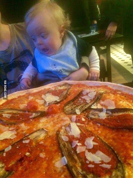 피자 처음보는 아기.jpg
