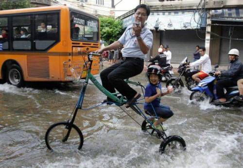 홍수에 대처하는 태국인들의 자세