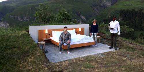스위스 알프스에 등장한 지붕 없고 벽도 없는 호텔 방.jpg