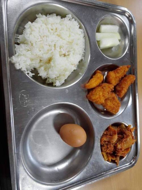 급식으로 치맥 주는 학교.jpg