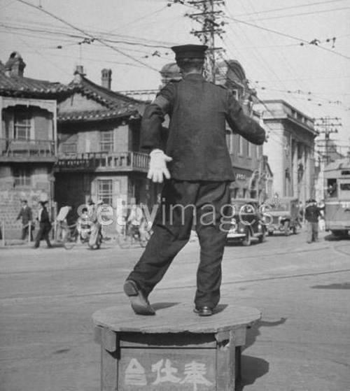 뭔가 흥이 넘치는 1948년 교통경찰