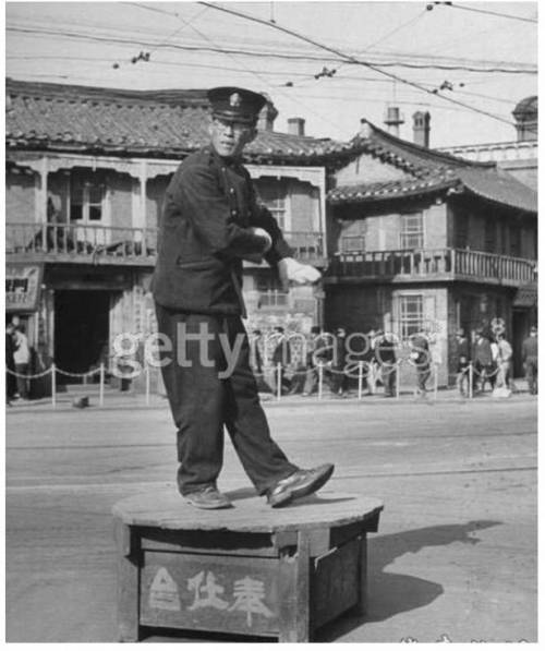 뭔가 흥이 넘치는 1948년 교통경찰