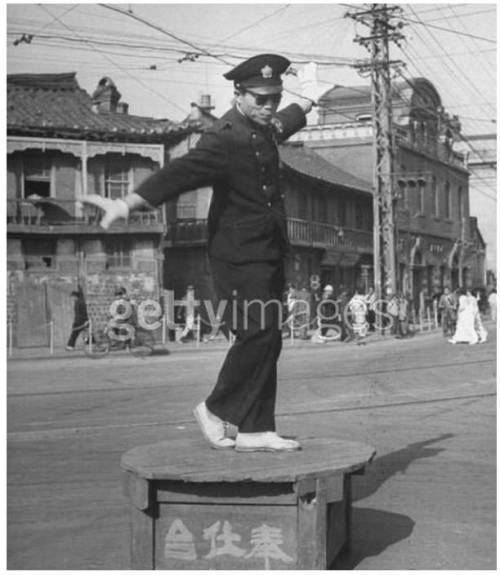 뭔가 흥이 넘치는 1948년 교통경찰