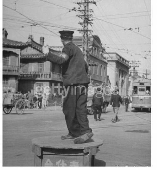 뭔가 흥이 넘치는 1948년 교통경찰