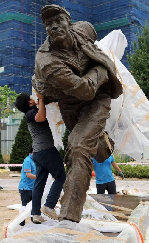 중국에서 기증한 동상.jpg