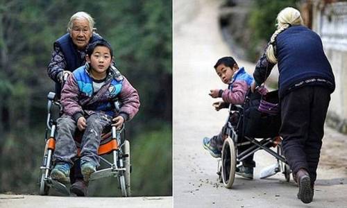 뇌성마비 손자의 통학을 위해 하루 24km 걷는 76세 할머니