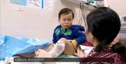 엄마한테 미안하다고하는 화상입고온 4살 지환이.jpg