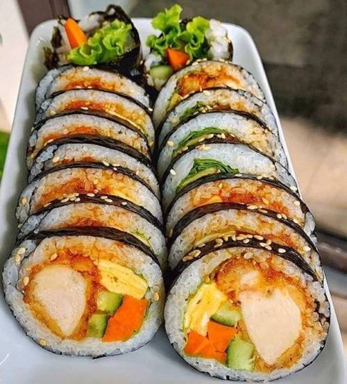 베트남에서 현지화한 김밥.jpg