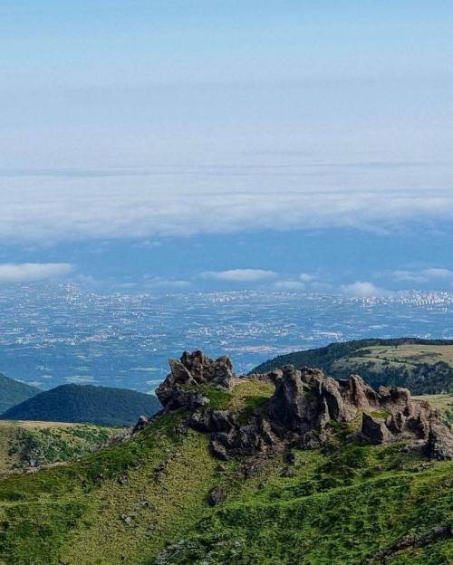 한라산 정상에서 본 제주.jpg