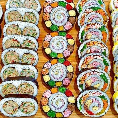 김밥으로 예술하는 엄마.jpg