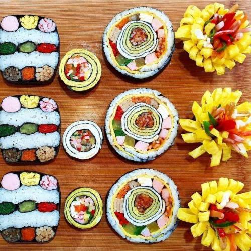 김밥으로 예술하는 엄마.jpg