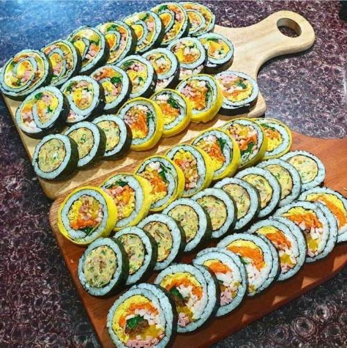 김밥으로 예술하는 엄마.jpg