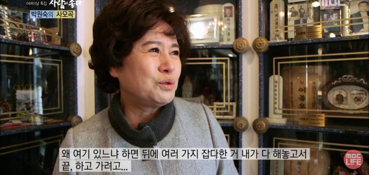 아들의 유골함 옆에 자신의 자리를 마련해 놓은 배우 박원숙