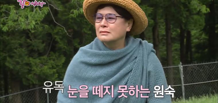 아들의 유골함 옆에 자신의 자리를 마련해 놓은 배우 박원숙