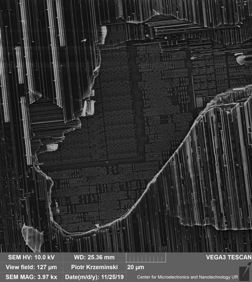 현미경으로 확대한 CPU