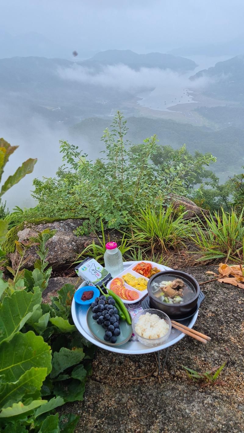 보배아재의 산위에서 먹는 식사.jpg