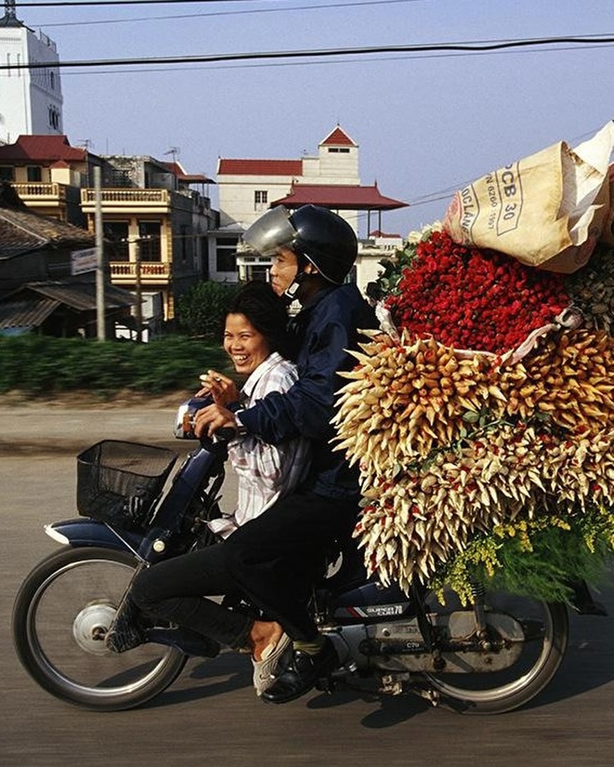 상상하는 것 이상으로 다양한 물건들을 오토바이로 옮기는 베트남 사람들.jpg