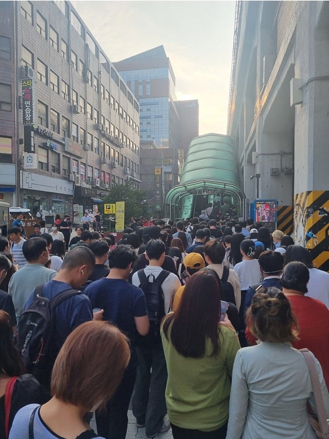 🚇) 요즘 퇴근시간대 성수역 지하철 줄