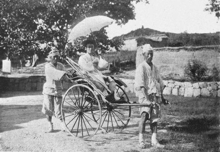 1901년 조선을 여행하며 한복 입고 사진 찍은 사람