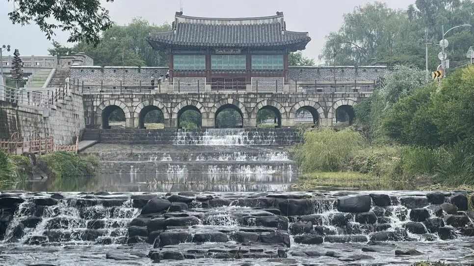 한국에 성지 찾아온 일본인