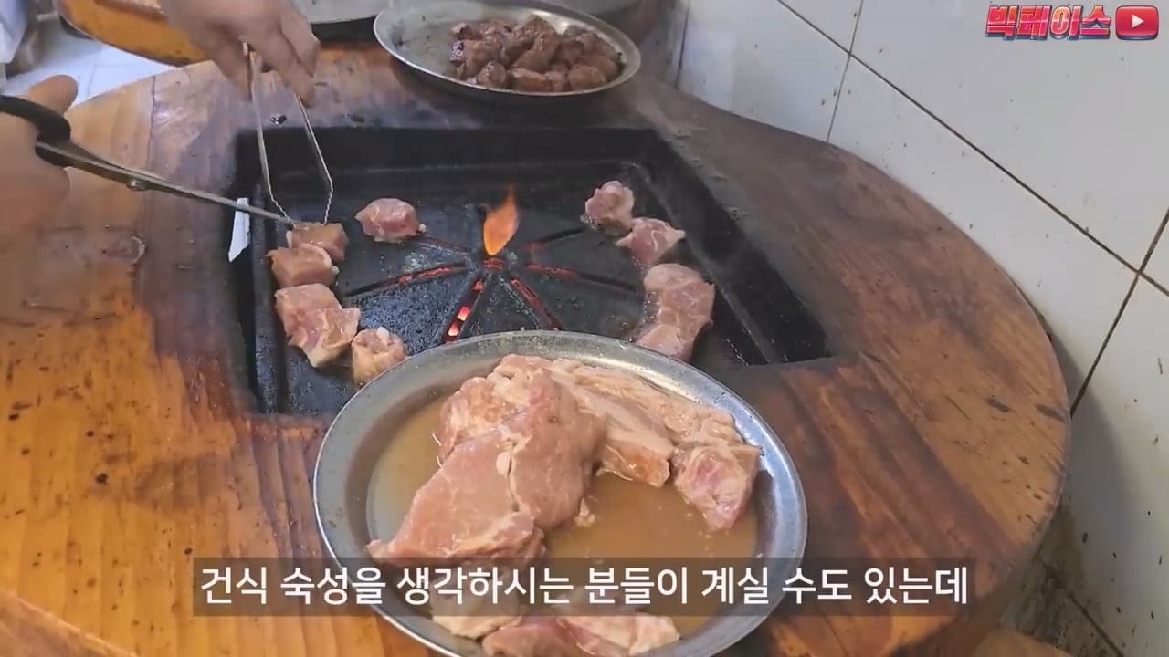 믿거나 말거나 실온에서 2달 숙성시킨다는 유명 돼지갈비집.jpg