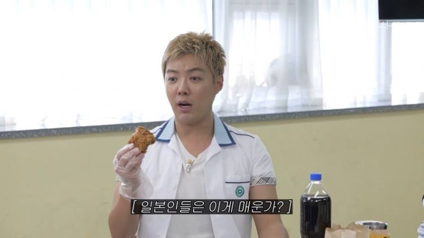 BBQ 치킨 먹은 일본 아이돌 반응.jpg