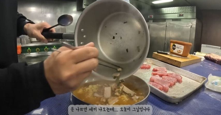 원양어선에서 운 없으면 나온다는 반찬