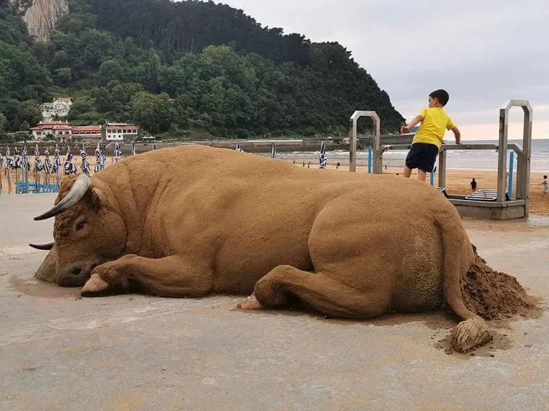 모래로 만든 사실적인 동물들