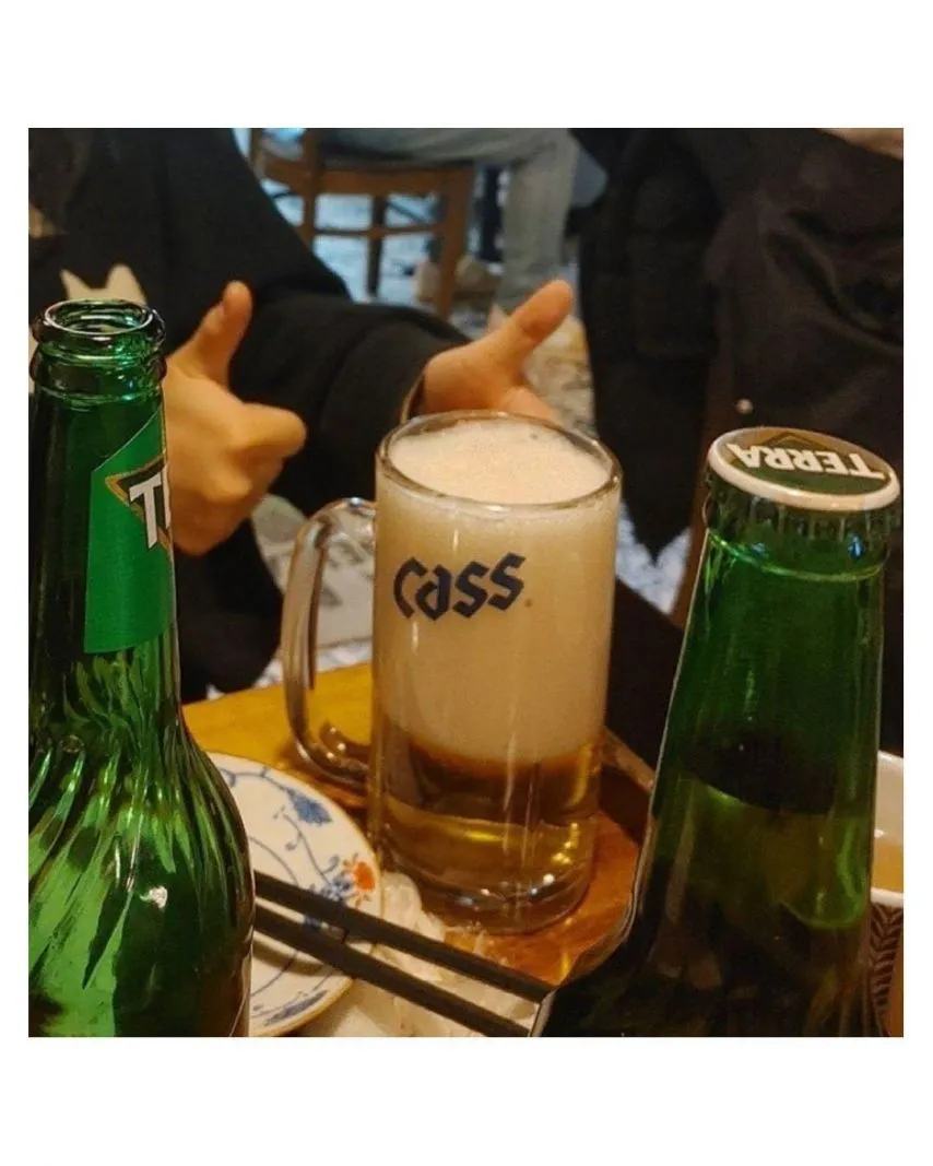 맥주 X같이 따르기 대회 출품작